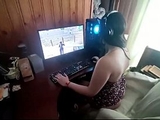 Chica gamer folla mientras juega!!