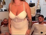 Giulia, sublime milf, aime se faire prendre par deux queues